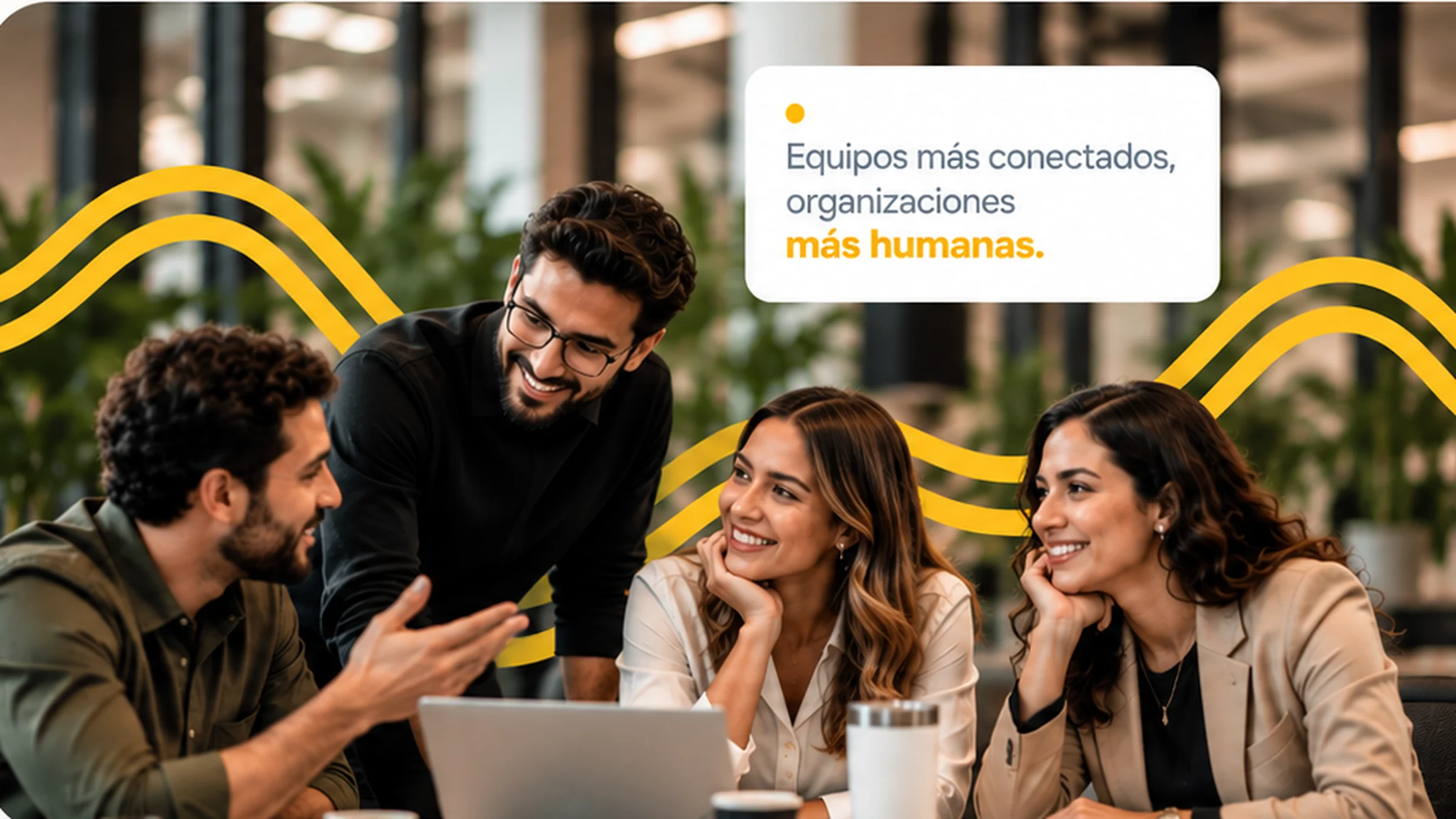 Equipo de cuatro profesionales colaborando alrededor de una computadora portátil; equipos más conectados y organizaciones más humanas